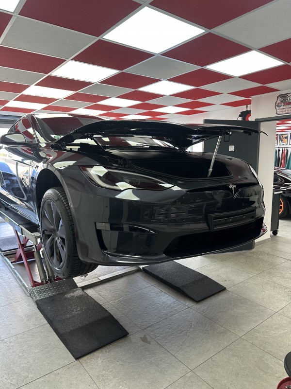 protéger durablement la carrosserie de votre tesla avec le film PPF sur aix en Provence 